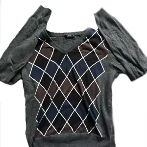 Säljer den här fina, mönstrade, ich-stickade tröjan! Använt ungefär 2 gånger och skicket är jättebra! Säljs då jag bytt stil!🫶🏻