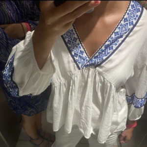 Zara blus - Säljer denna blusen ifrån zara 400+frakt💕