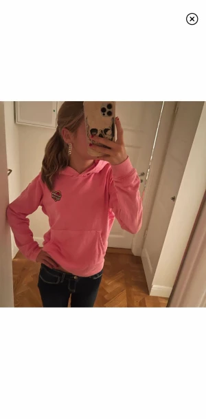 Zadig hoodie - Jag säljer min fina Zadig hoodie eftersom att det inte kommer till användning. Jag köpte den här på plick men har endast använt ett par gånger, alltså väldigt fint skick. Nypris 1200, mitt pris 400 kr. Skriv till mig vid intresse.💕Lånade bilder💓