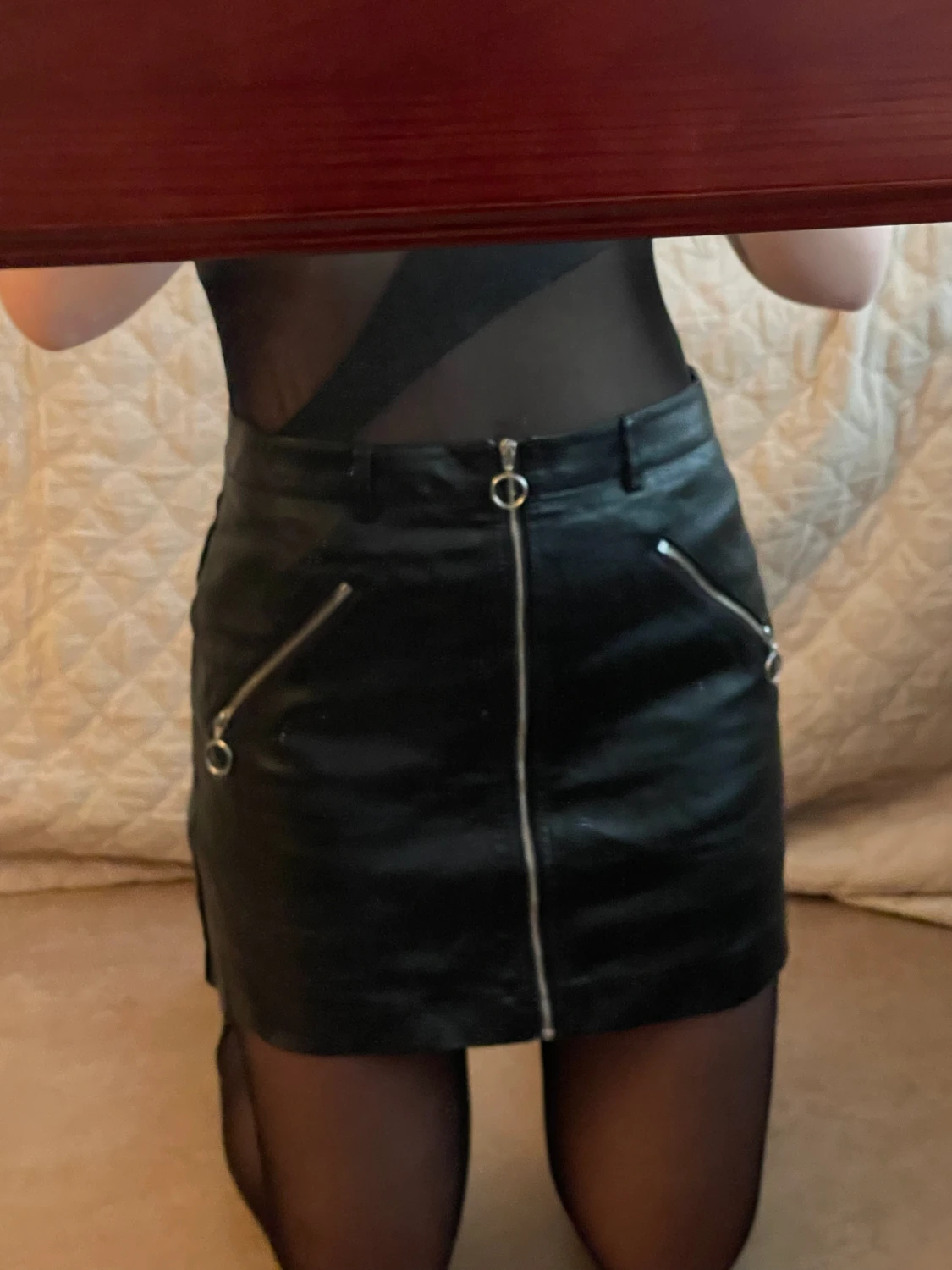 Svart läderimitation kjol