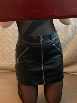 Svart läderimitation kjol - Svart kjol i läderimitation.