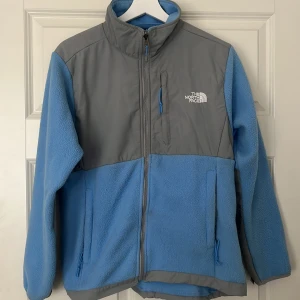 The North face fleece  - Super fin ljusblå fleece från the north face, köpt second hand! Knappt använd och inga defekter! Storlek M, men   funkar till  S/XS beroende på hur oversized man vill att den ska vara.  Perfekt nu till våren🫶🏼 (Står ej för fraktkostnaden)