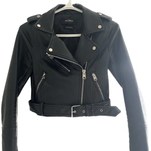 Skinnjacka - Skinnjacka från P&B! Säljs i befintligt skick 💞sjukt najs att matcha till långklänning, vilket jag också säljer!! Kolla in min profil! 