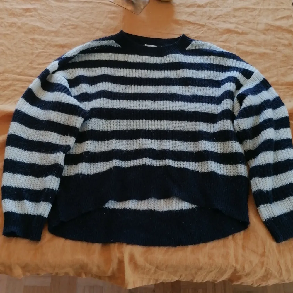 Randig stickad tröja i marinblå och vit. Från L.O.G.G av H&M. Sparsamt använd. . Stickat.