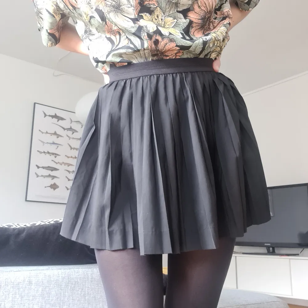 Plisserad kort kjol från H&M Divided. Storlek 34, 37 cm lång.. Kjolar.