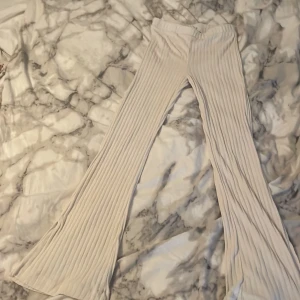 Ett par byxor från h&m - De sitter bra i låren och passar bra i midjan och är långa och har split längst nere, jag köpte de från h&m för nån månad sen och har aldrig använt!🌸
