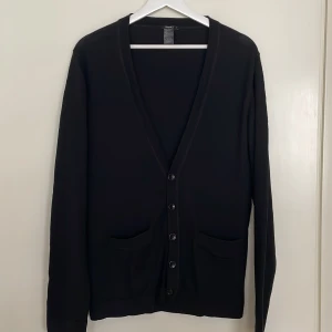 Filippa K man kofta - Kofta i 100% merinoull. Regular fit. Två fickor. Oanvänd. 