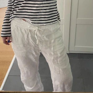 Linnebyxor från &otherstories - Jättefint skick, inte genomskinliga, jag är 172 cm och de är perfekt längd på mig. Storlek 36. Resår och Knut i midjan. Midwaist