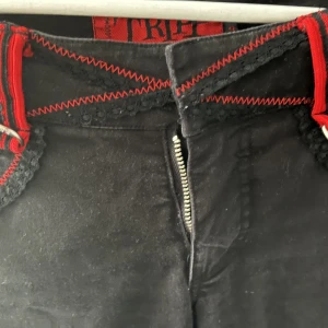 TRIPP NYC PANTS - Skitsnygga tripp nyc byxor som köptes här på plick men aldrig använda av mig tyvärr, fint skick, några stygn på insida lår men annars prima!