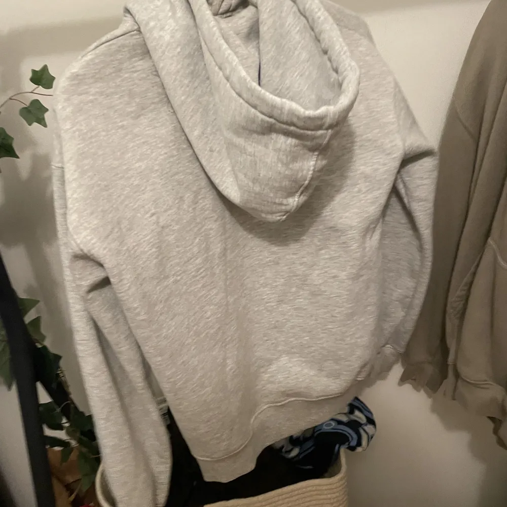 Mysig hoodie som är ganska bred och mellanlång. Den är ca 2 år gammal och har en liten fläck på framsidan. Knappt använd och pris kan diskuteras. . Hoodies.