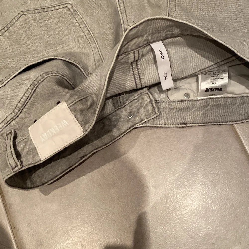 Säljer dessa jeans då jag känner att dom är lite för stora i passformen. Skicket är väldigt bra då jag endast har använt dem ett par gånger. Hör gärna av dig om du har frågor eller funderingar! . Jeans & Byxor.