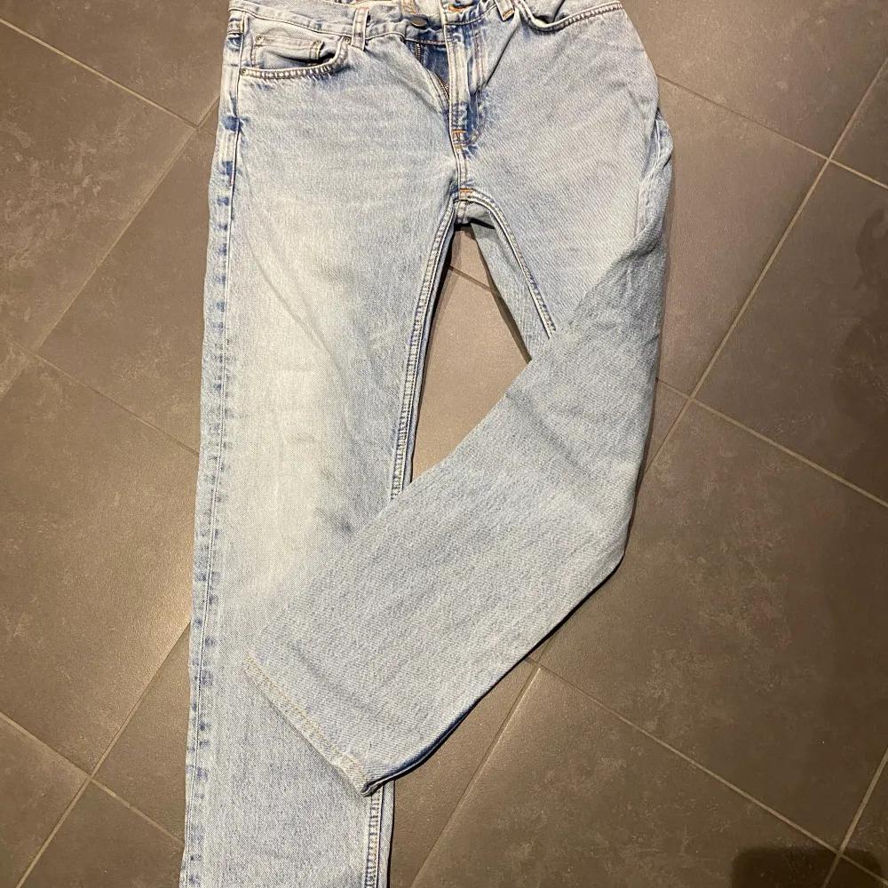 Säljer ett par bredare nudie jeans i storlek, W:30 & L:34. Jeansen är i fint skick!. Jeans & Byxor.