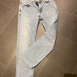 Säljer ett par bredare nudie jeans i storlek, W:30 & L:34. Jeansen är i fint skick!