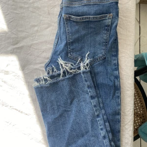 Jeans - Jeans från Gina tricot, modellen: Ylva Kick Flare Jeans. Storlek 36, använda vid 3 tillfällen.