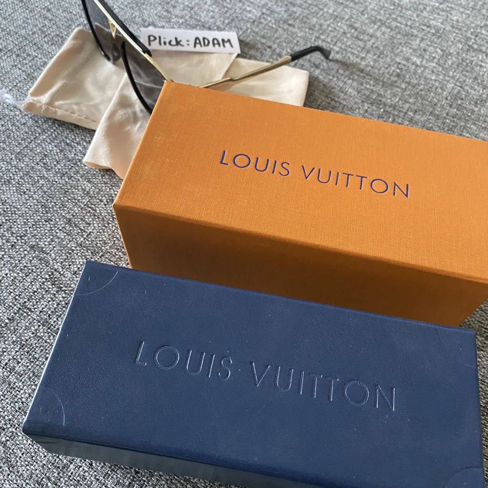 Fetaste Louis Vuitton solglasögon av modellen Mascot. Helt nya oanvänd med box och ytterkartong. Passar båda män och kvinnor. Kan mötas upp och fraktas spårbart.. Accessoarer.