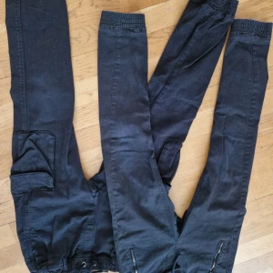 Byxor  - 2 par löst sittande byxor med mudd både i midja och ben. 