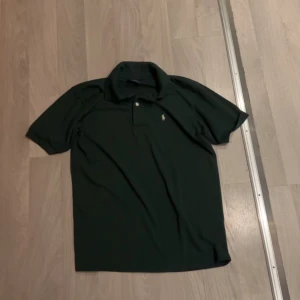 Polo sport piké - En snygg polo piké strl S. Mörkgrön!