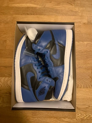 Jordan 1 Dark Marina Blue  - Cond 8.5/10 Storlek 45.5 Köpta från SNS för 1899 och säljer för 1200, kan mötas i Stockholm men helst i Södermalmsområdet, kan även skicka på köparens bekostnad!  Kom dm för frågor 