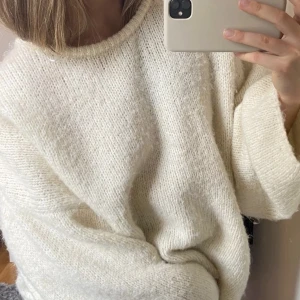 Oversized tröja - Cremevit oversized tröja i bra skick men är lite nopprig, första bilden är lånad från förra säljaren, frakt tillkommer