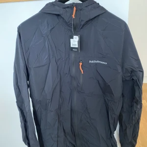 PeakPerformance vindjacka  - Helt ny vindjacka i storlek M. Ej kommit till användning 