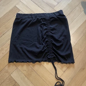 Kjol  - En svart kjol som är jätte fin