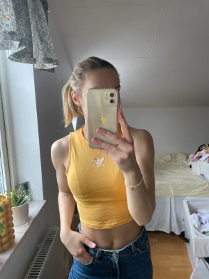 Linne från adidas - Ett gult linne från adidas, strl S och aldrig använt. Otroligt skönt material! 