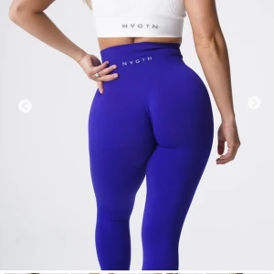 Nvgtn tights  - Intressekoll på mina tights från NVGTN, har haft dessa i över ett år men de är fortfarande i nyskick då jag inte har använt de så mycket🫶🏼 Världens snyggaste färg!💙de är små i storleken💞