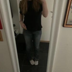Lågmidjade jeans  - Väldigt snygga men är tyvär lite för stora på mig🤍