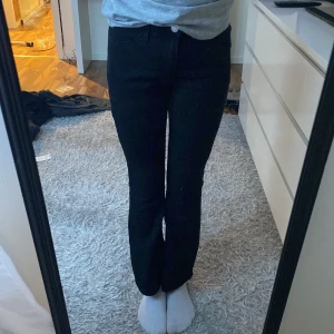 Jeans  - Säljer mina svarta boot cut jeans pga förkorta och ingen användning. Jag är 1,55 cm 