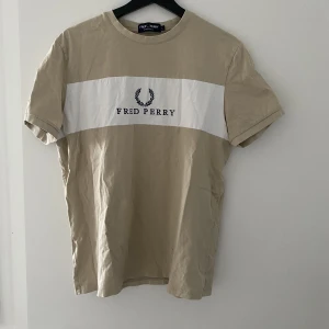 Fred perry - Fred Perry tshirt i fint skick, säljes då den är för liten. Storlek M