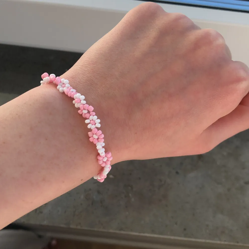 Säljer ett fint blommigt armband som är handgjort för 35kr. Accessoarer.