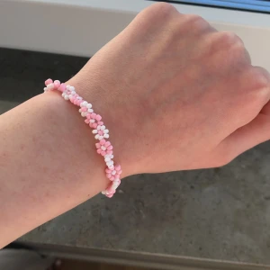 Blommigt pärlarmband - Säljer ett fint blommigt armband som är handgjort för 35kr