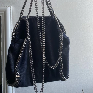 Stella McCartney Fallabella mini - Säljer min Fallabella Mini väska från Stella Maccartney i mocka. Väldigt fint skick och inga fläckar på tyget i väskan. Köpt 2017. Nypris 10180kr. 