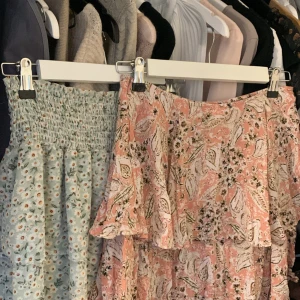 Kjol - Två så fina kjolar perfekta till sommaren. Den rosa är från zara, str S och den gröna från only, str XS. Båda är sparsamt använda och har inga defekter. 150 kr styck, pris går att diskuteras💕