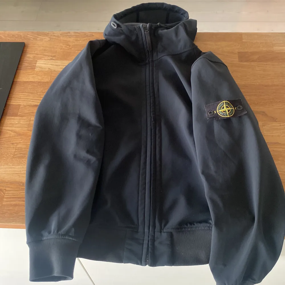 Stone island jacka. Ny pris ca 5500-7000 Använd ett tag. Äkta vara! Tunnare jacka som är perfekt nu till vår, sommar och funkar även på hösten. Marinblå/Svart Pris kan diskuteras Storleken är M men passar S också.. Jackor.