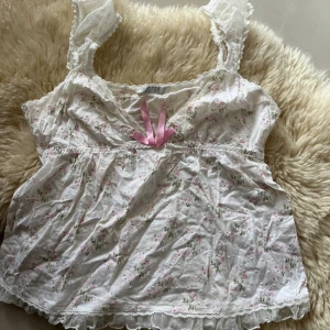 Topp - Sommrig topp som är i jättebra skick🥰är som M