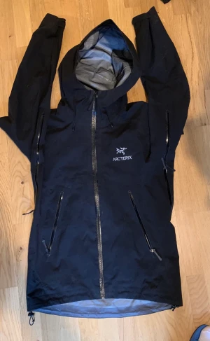 ARC'TERYX JACKET - ARC'TERYX jacka Condition 9/10 ( använd 1 gång utomhus)  Kvitto finns.  Köpt för 350 EUR€/ Mitt pris 2200kr (Kan tänka mig gå ner i pris vid en snabb affär För fler frågor kontakta mig i Dm  