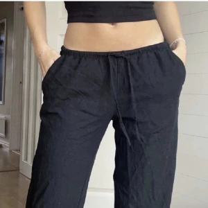 Linnebyxor H&m - H&m’s snygga linnebyxor i svart! Aldrig använda, bara testade! Så nyskick. Strl L men skulle absolut uppskatta till en M. Skriv gärna vid fundering 🫶🏼💙💙100 + 66kr frakt. ‼️‼️klicka ej på ”köp nu”‼️‼️  Bild 1&2 är lånade. 
