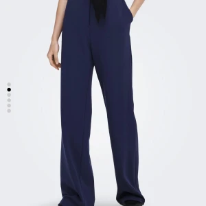 Kostymbyxor- ONLY  - Marinblå, jättefina kostymbyxor! Hyfsat nya, endast använda fåtal gånger. Köpt för 415kr! Hör av er för fler bilder! ❤️