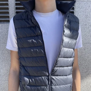 Snygg Väst/Vest i mörkblå - Säljer denna rätt efterfrågade väst från uniqlo. Storlek S men passar till M. Nästan som ny bara till ett bättre pris. 