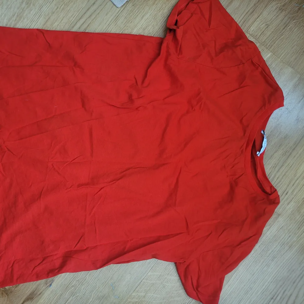 Röd teöja feån Zara använd en gång för utklädnad strl S. T-shirts.