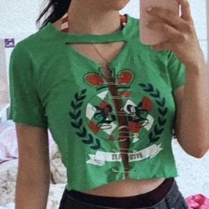 Edgy topp - Grön edgy topp perfekt för sommaren. I storlek S. För 25kr. 💚