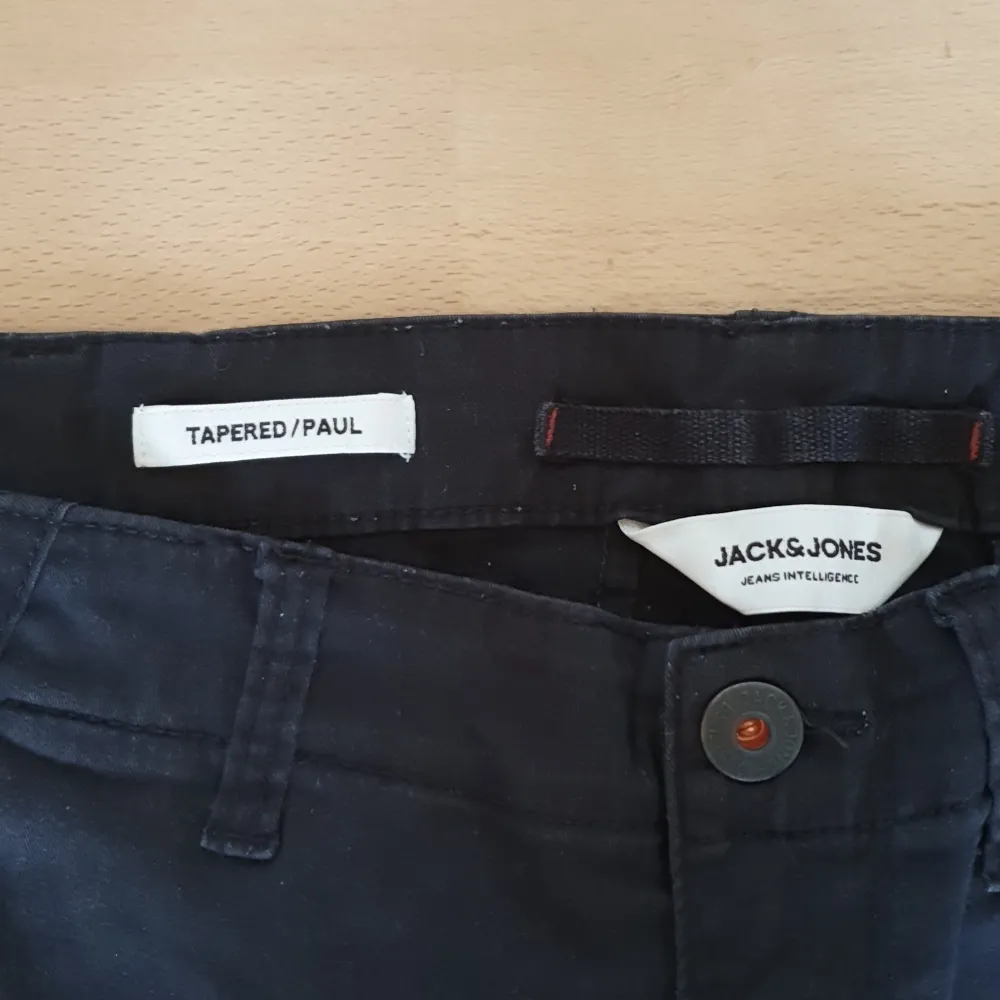 Ett par svarta cargobyxor från JACK & JONES. Storlek: 30;34.. Jeans & Byxor.