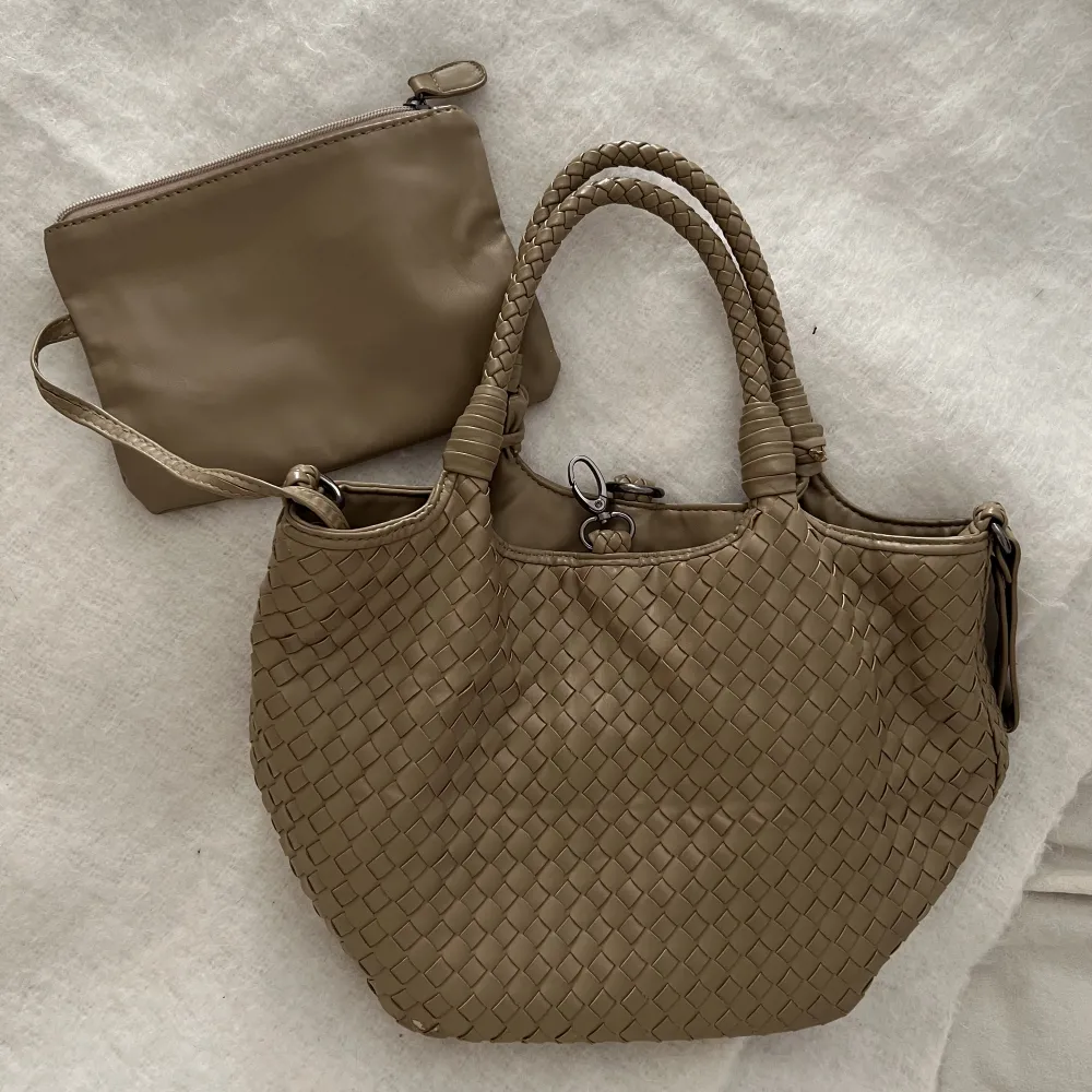 Jättefin flätad ”Bottega” liknande väska! Har många smarta innerfack samt en necessär.. Väskor.