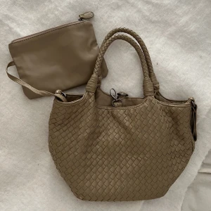 Flätad väska - Jättefin flätad ”Bottega” liknande väska! Har många smarta innerfack samt en necessär.
