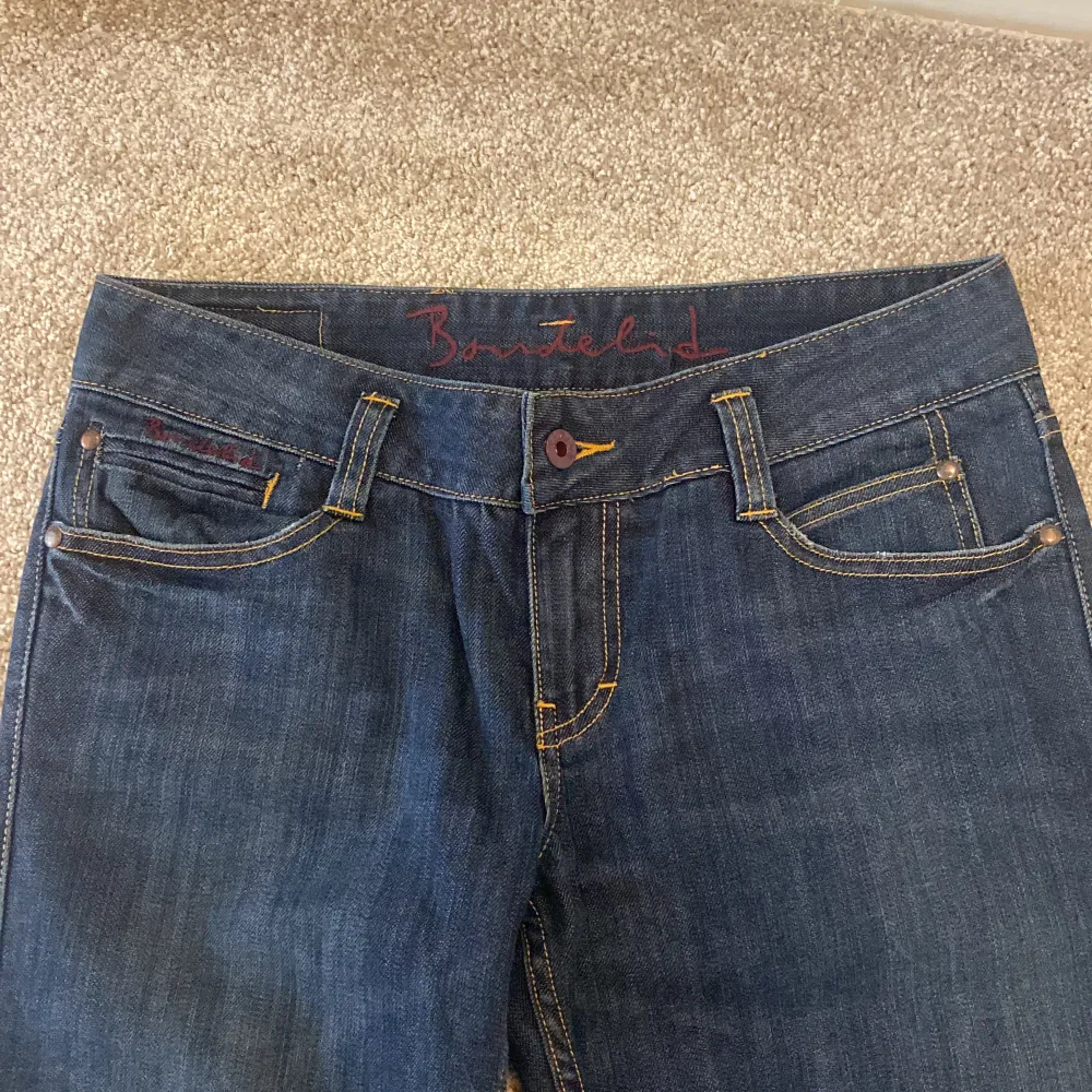 Ett par lågmidjade jeans från bondelid i en mörk tvätt. ”Bodil flare” är modellen och passar mig som är 170 cm, sprättade längst ner💕Hör av er för fler bilder eller mått. Köparen står för frakt. Jeans & Byxor.