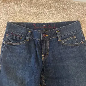 Ett par lågmidjade jeans från bondelid i en mörk tvätt. ”Bodil flare” är modellen och passar mig som är 170 cm, sprättade längst ner💕Hör av er för fler bilder eller mått. Köparen står för frakt