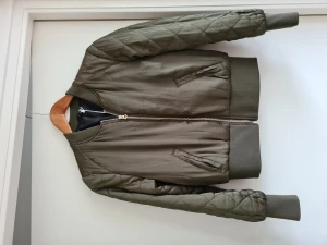 Helt ny bomber! - Aldrig använd bomberjacka! Cropped, köpt på ny på sellpy