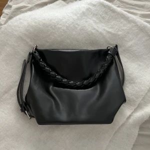 Carin Wester väska - Så fin och praktisk väska från Carin Wester! Den har både ett kort och ett långt band. Ganska stor så perfekt till jobb/skola/gym.