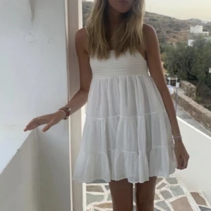 Zara klänning  - Intressekoll på denna slutsålda klänning från zara. Storleken XS, nyskick! Säljer eftersom den inte kommer till användning längre. Nypris: 499 kr. Inte mina bilder, skriv privat för fler bilder💞💞priset går att diskutera